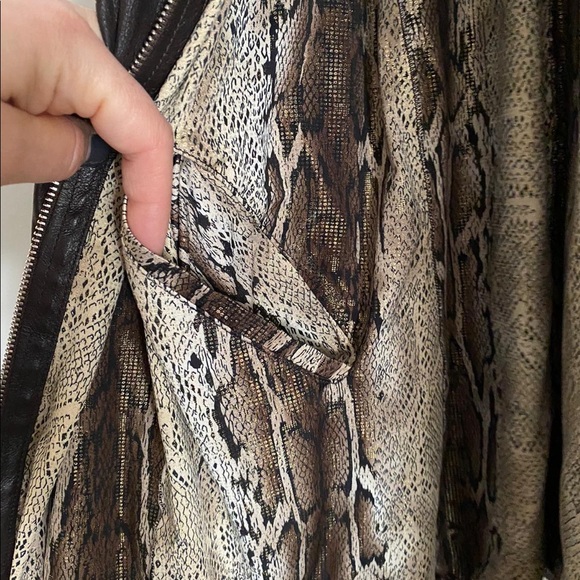 Very light womens put on coat - Picture 6 of 6